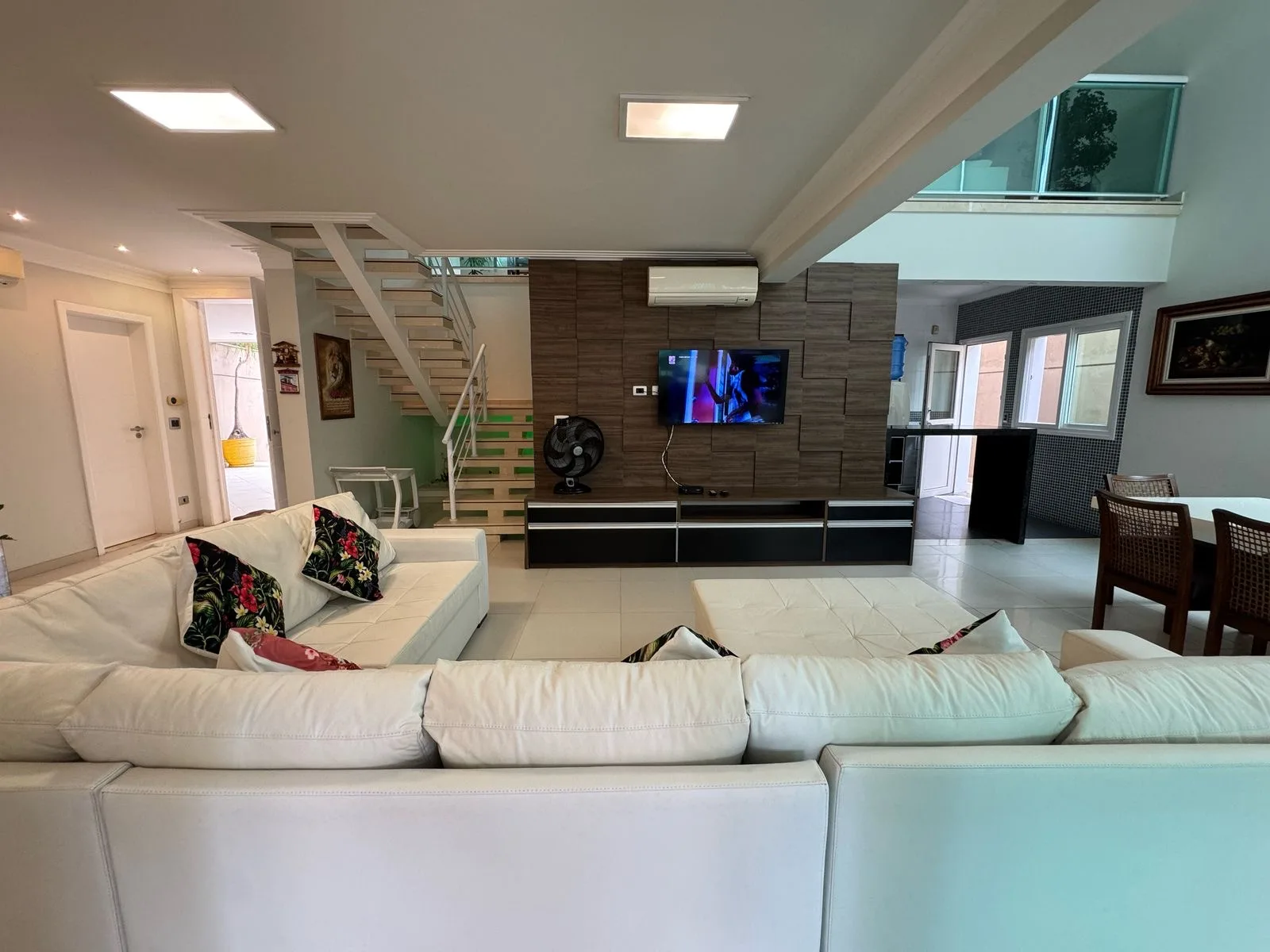 Sala integrada com escada para o mezanino