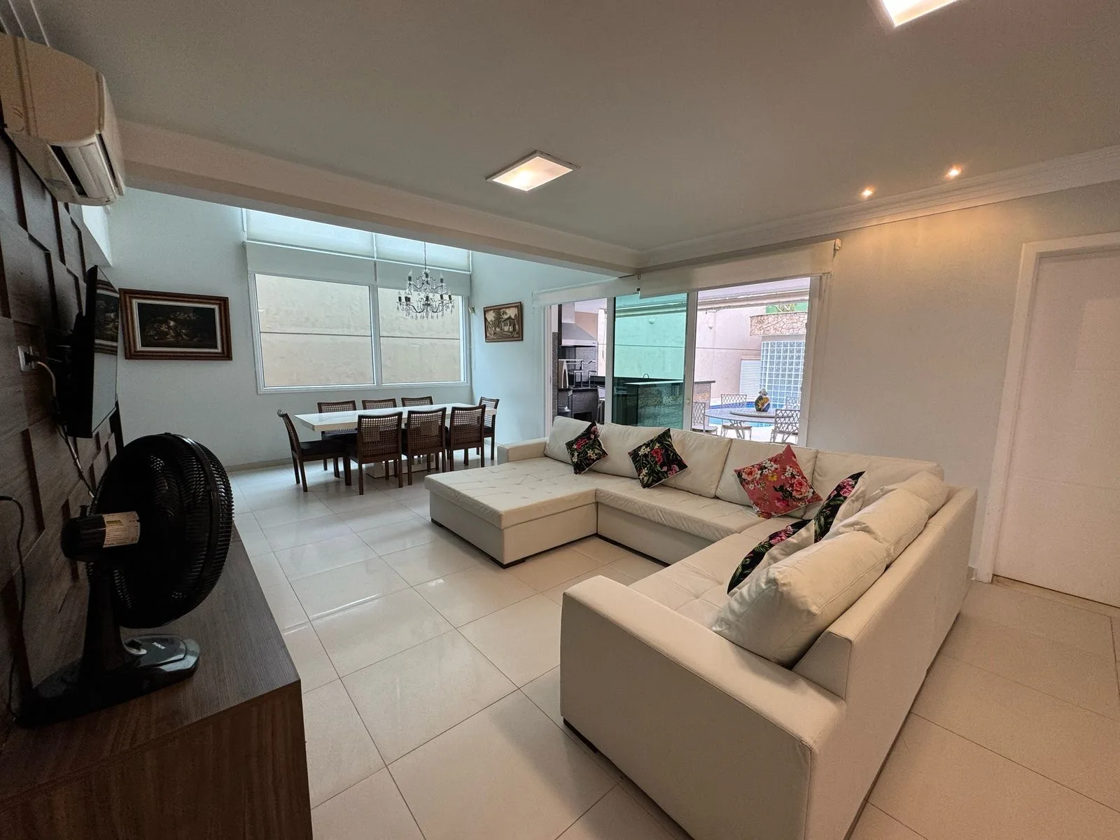 Sala de estar com mesa de jantar ao fundo