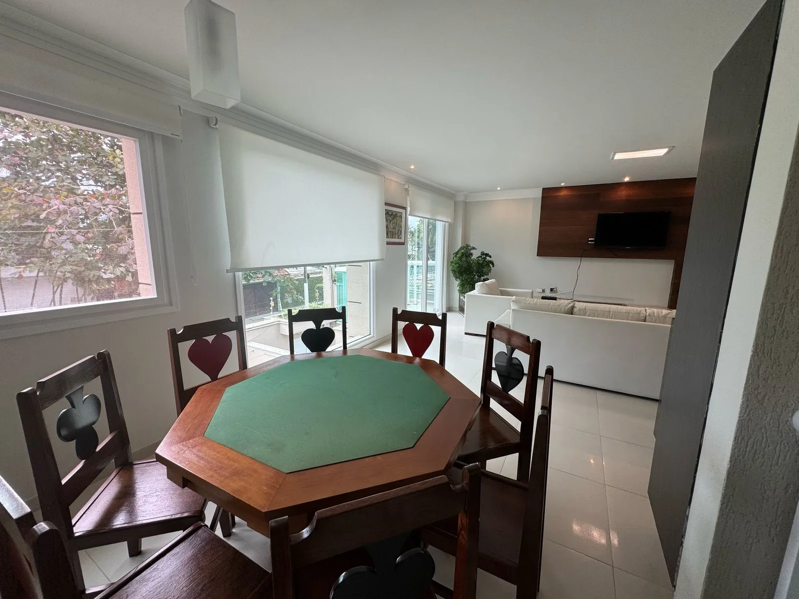 Sala de jogos no mezanino, com mesa de baralho