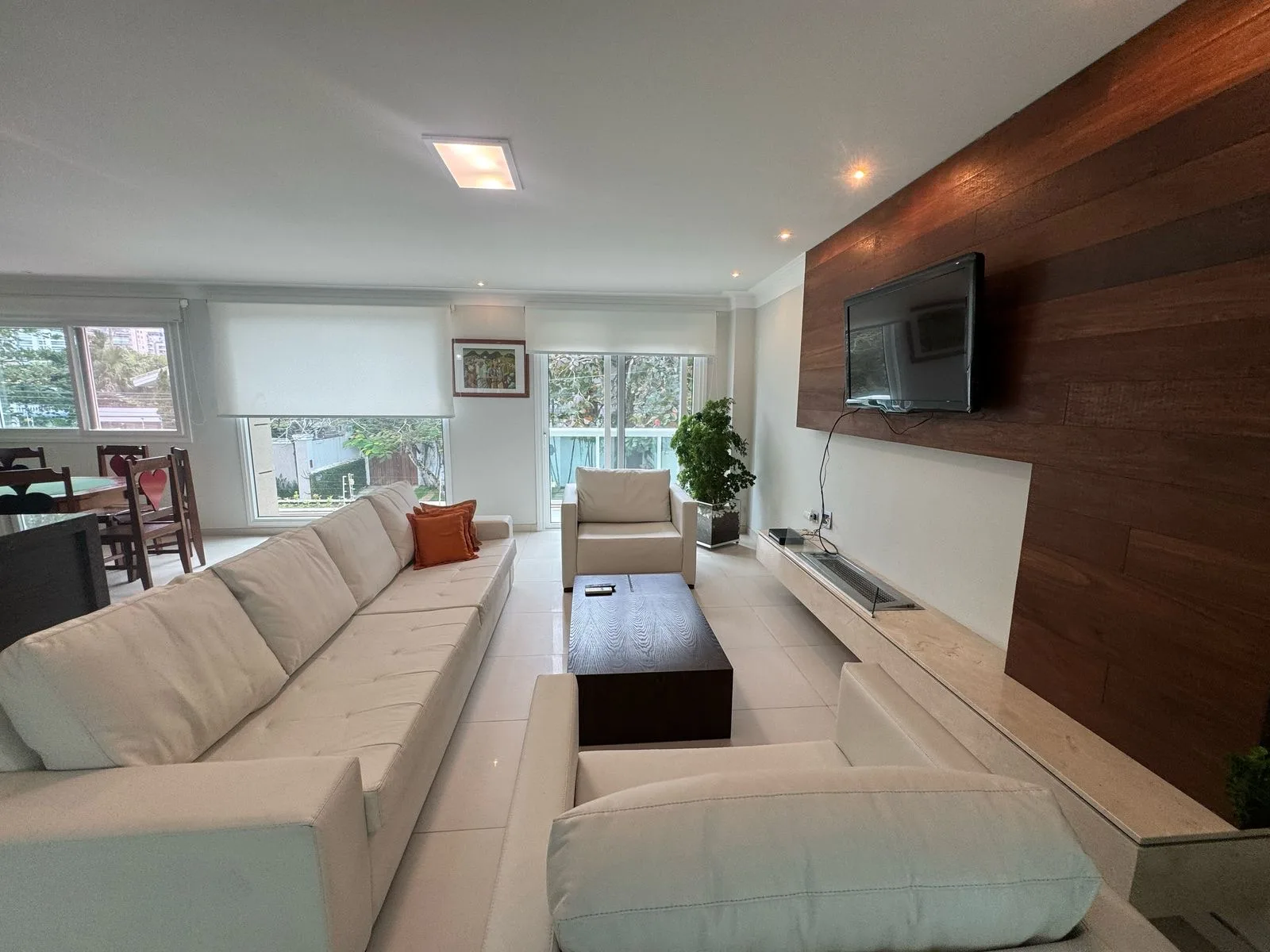 Sala de estar com TV em painel de madeira