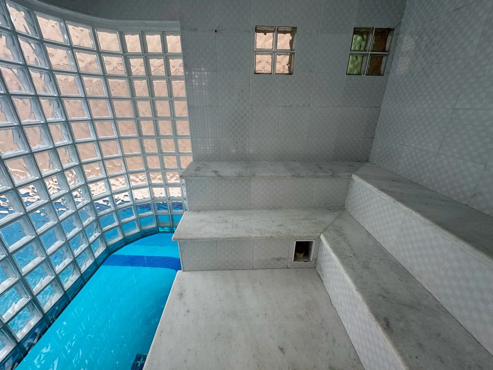 Sauna a vapor com vista para a piscina